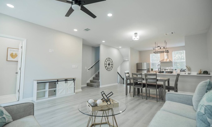 Waller Apartment | Charming 3-Story Townhome in wonderful Waller with WiFi, AC
