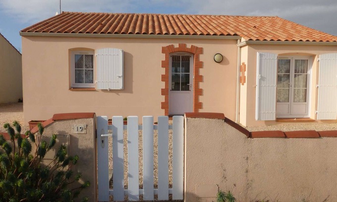 Givrand House | Charming 3BR House in Givrand, 6km from Beach, Peaceful Setting, 3-Star Rating, Sleeps 6
