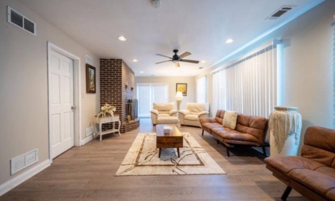 Chicago Ridge House | Charming 4-Bedroom Home Backyard 8 gusts with AC and WiFi in Chicago Ridge