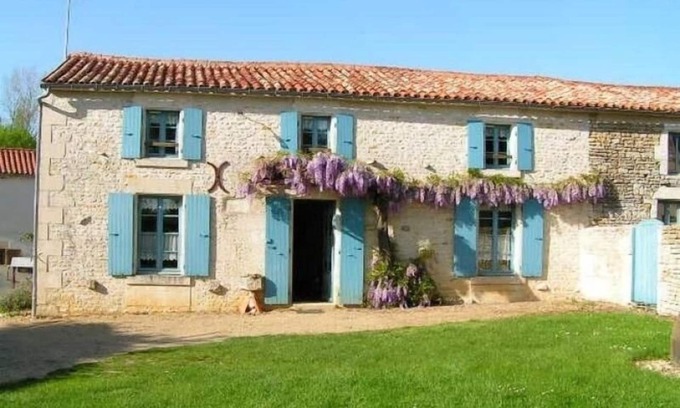 Benet Cottage | Charming 4-Bedroom Cottage with Garden, Ping-Pong, and Boat in Marais Poitevin