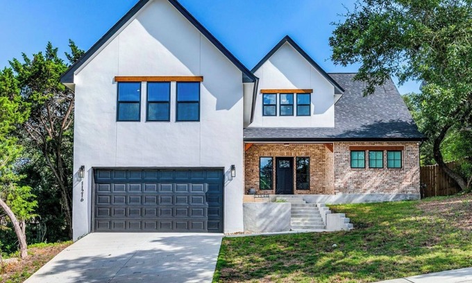 Helotes House | Charming 4-bedroom house set in scenic foothills of the Texas Hill Country.