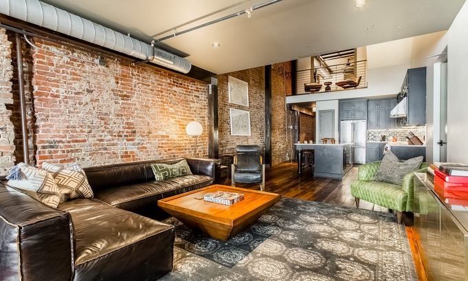 Arts District Apartment | Charming 4 bedroom loft with wet bar, central AC & full kitchen