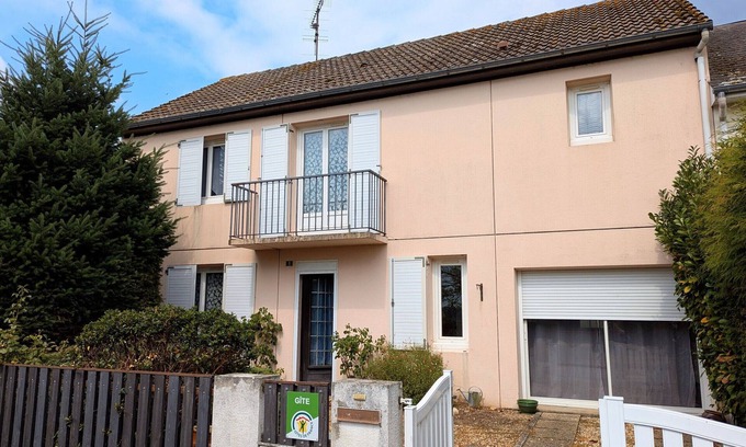 Sully-sur-Loire Cottage | Charming 5-Bedroom House with Terrace and Secure Parking in Sully-sur-Loire