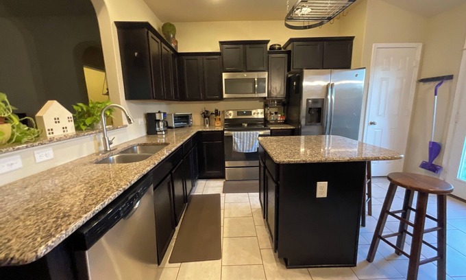 Lockhart House | Charming abode~easy access to AUS, COTA, San Marcos Shopping