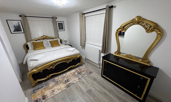 College Park and Old Oak Apartment | Charming and Cozy 2 Bedroom Apartment in London