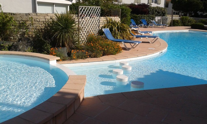 La Couarde-sur-Mer Apartment | Charming apartment 100 m from the beach with garden in res. with a pool