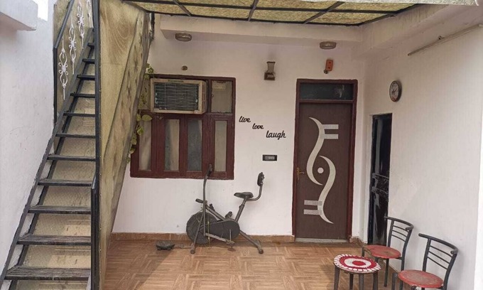 New Delhi Apartment | Charming apartment in fabulous New Delhi with AC with rooftop area and a open