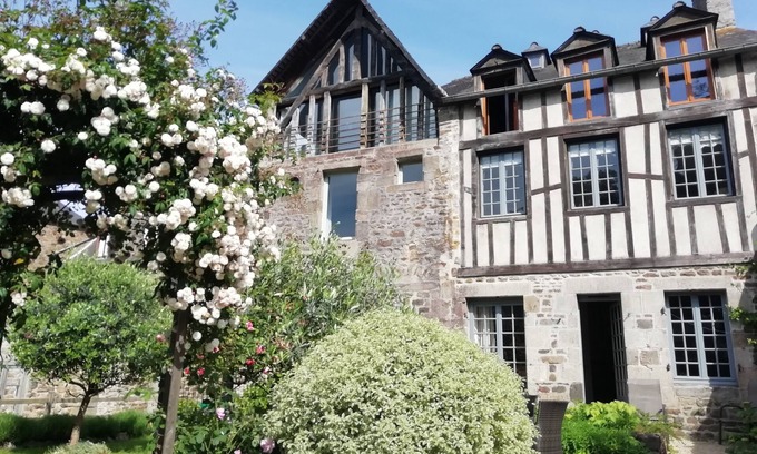 Lanvallay Apartment | Charming apartment on port of Dinan with garden