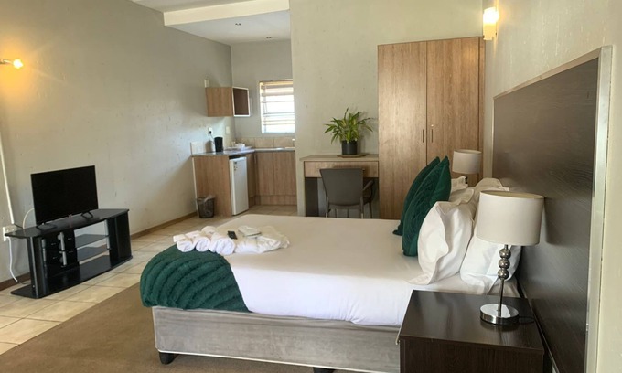 Germiston Bed & Breakfast | Charming B&B with WiFi in Enchanting Germiston