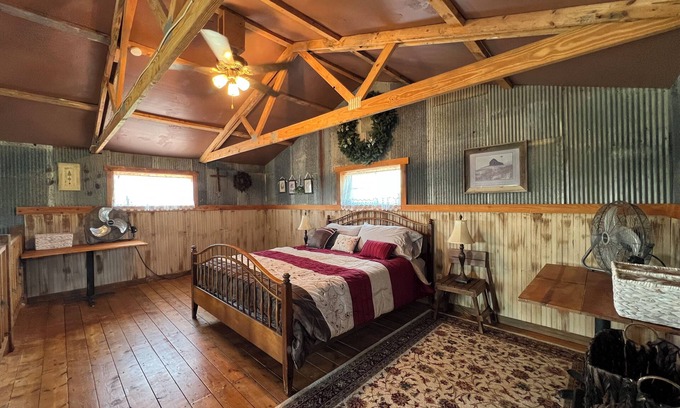 Rogersville House | Charming barn with AC in Rogersville - 2 bedrooms available