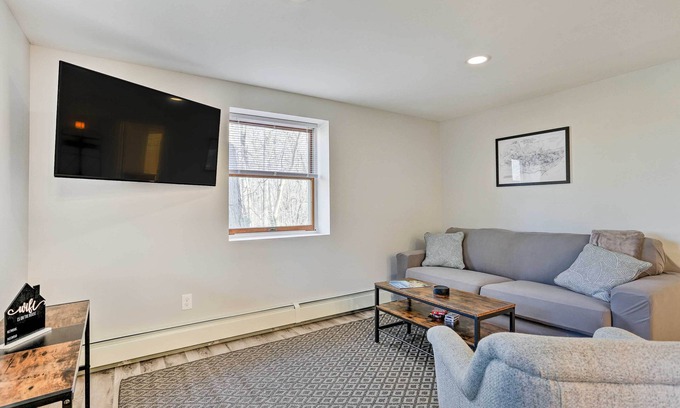 Beacon Apartment | Charming Beacon Apt w/Fire Pit: Near Hiking!