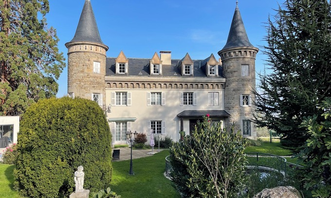 Saint-Genest-Lerpt Bed & Breakfast | Charming Bed & Breakfast in a castle with breakfast included
