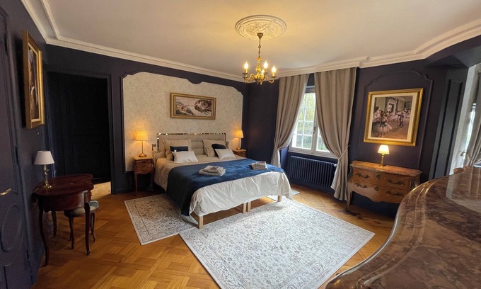 Saint-Genest-Lerpt Bed & Breakfast | Charming bed and breakfast in a château with breakfast included
