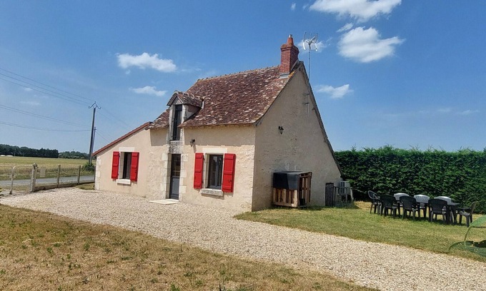 Scoury Cottage | Charming Berry Home near Zoo de Beauval & Medieval Loches, Private Parking, Shared Garden