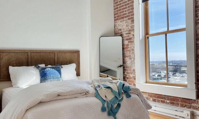 East Bayside Apartment | Charming Brownstone Downtown Free St|Perfect Getaway for 2