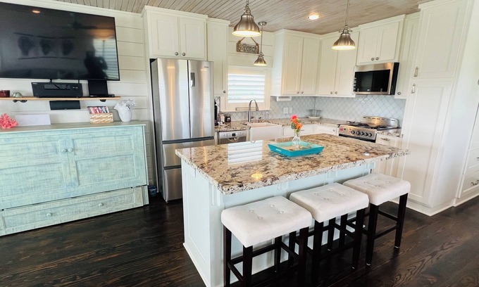 Crystal Beach Cottage | Charming Bungalow for couples get away, Small pets are welcome with fee