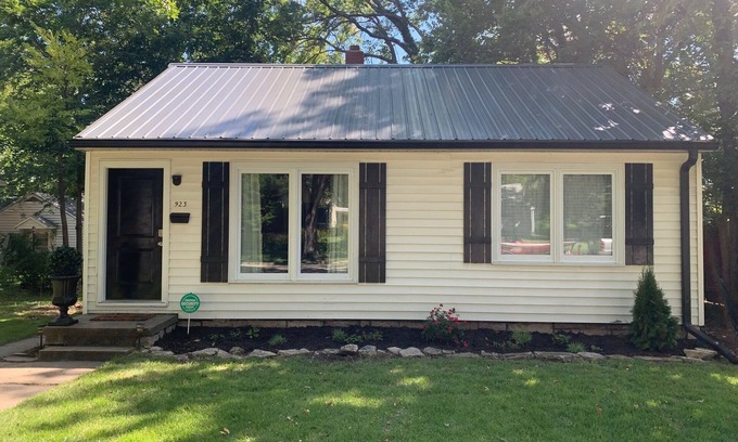 Manhattan House | Charming bungalow centrally located in the heart of Manhattan, Kansas.