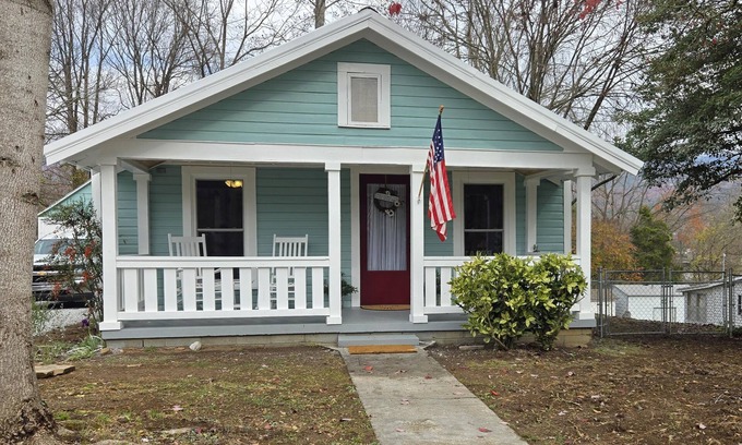 Andrews House | Charming Bungalow in Downtown Andrews I Explore-Shop-Eat