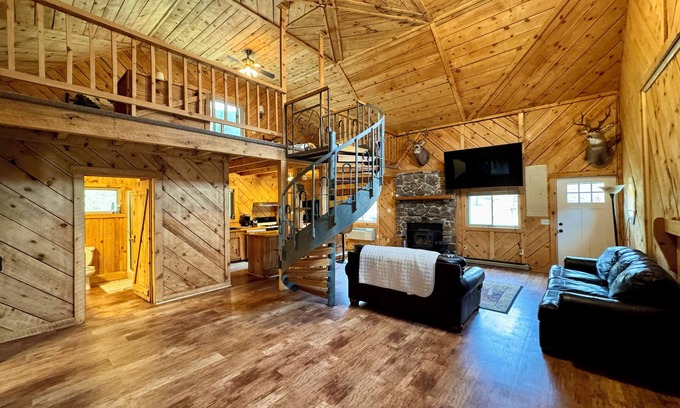 Arthur Cabin | Charming cabin in Appalachian mountains of Cabins, WV with full amenities