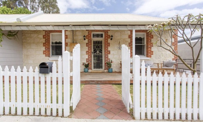 South Fremantle House | Charming Charles – Pet-Friendly Near Cafes & Beaches