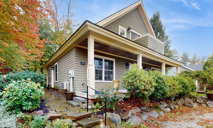 Edgecomb Apartment | Charming Coastal Apartment with Cozy Gazebo and Ocean Proximity