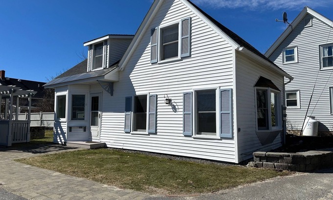 Orrs Island House | Charming, comfortable 2 Bedroom, One Bath, home, gorgeous views of Lowell's Cove-A great homeba.