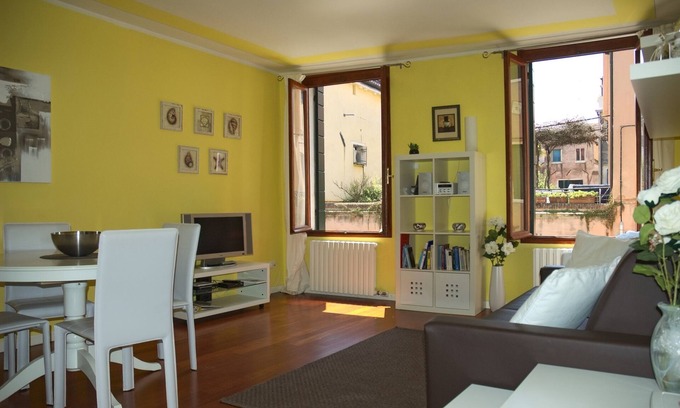Dorsoduro Apartment | Charming, Comfortable, Fully Equipped Flat With Pictoresque Venice Canal Views