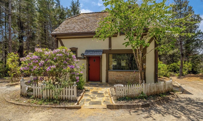 Mendocino Cottage | Charming cottage in beautiful Mendocino with WiFi