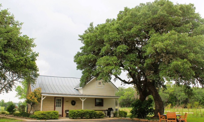 Boerne House | Charming Cottage on Private Estate-2 min to Main St! WiFi, Pool, Grill