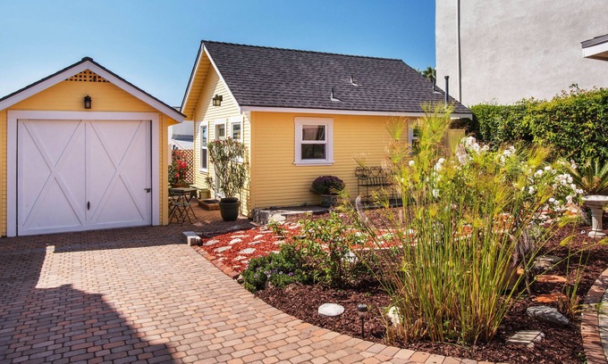 South Redondo Cottage | Charming Cottage 1 1/2 blocks to the Beach