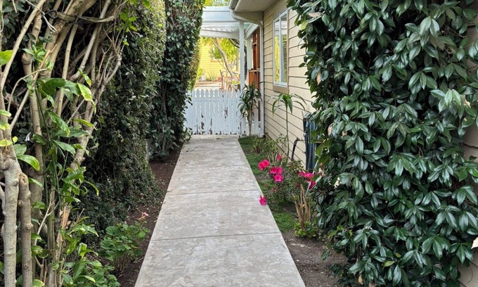 Thousand Oaks Cottage | Charming cottage in Thousand Oaks with WiFi and AC