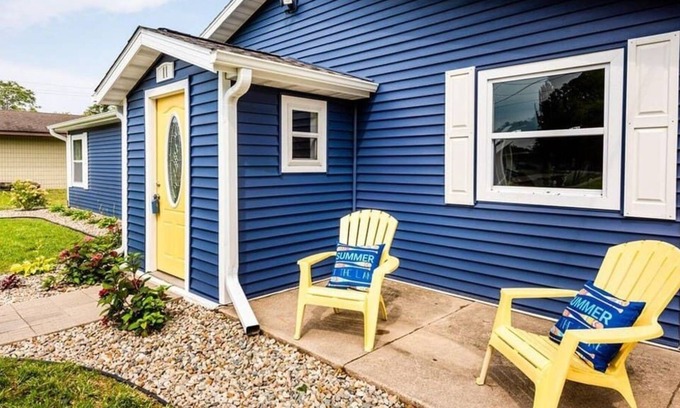 New Buffalo House | Charming Cottage w/Hot Tub & Fire Pit in New Buffalo/Nov-Mar Buy 3/get One Night