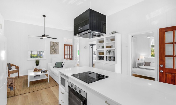 Southport House | Charming Cottage, Walk To Broadwater and Pet Friendly