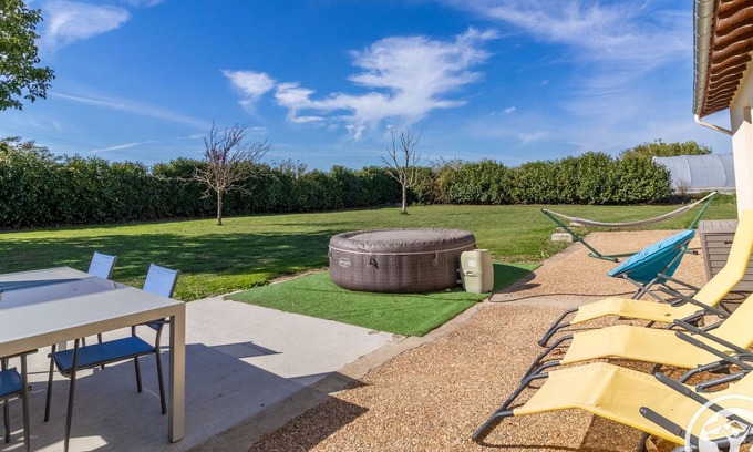 Nueil-sur-Layon Cottage | Charming Countryside Retreat with Spa - Near Vineyards and Castles