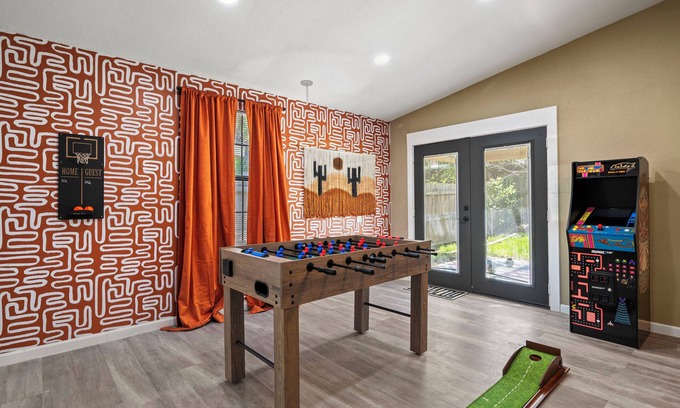 Heritage House | Charming Cowboy-themed Home - Arcade Games - 3mi to Seaworld - 6mi to AFB -