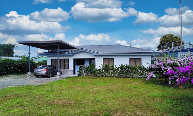 El Tanque House | Charming 4-bedroom house with WiFi and AC in lovely Alajuela