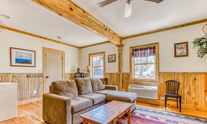 White Salmon Cabin | Charming dog-friendly cabin with kitchenette, patio, & close to attractions