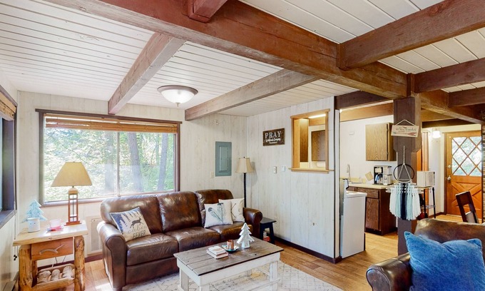 Roslyn Ridge Cabin | Charming dog-friendly cabin with firepit, balcony, grill, & W/D