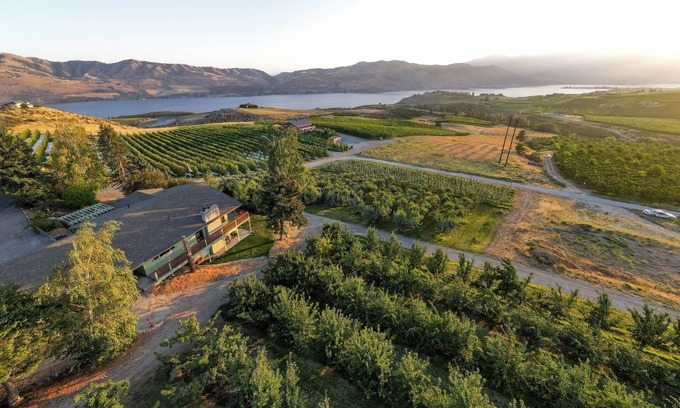Chelan House | Charming Farmhouse Minutes From Downtown!