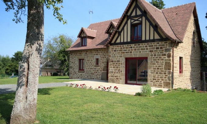 Saint-Denis-de-Villenette Cottage | Charming House, 4BR, Private Garden, Fireplace, Central Heating, Wi-Fi, Close to Amenities