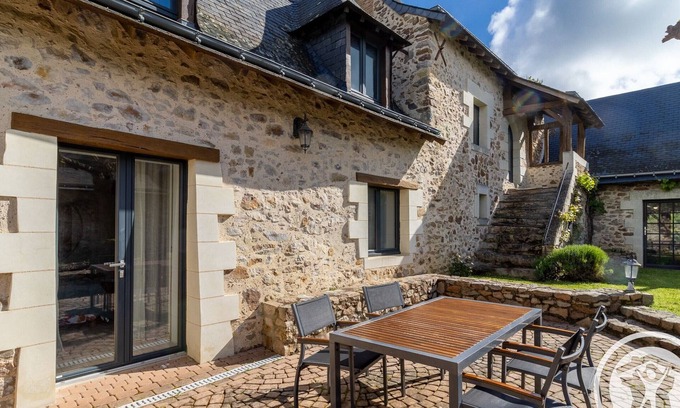 La Roche Foulques Bed & Breakfast | Charming Guest Room with Pool near Angers Expo - Tranquil Setting, Private Terrace