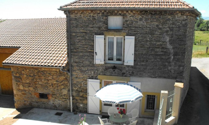 Saint-Paul-de-Vezelin Cottage | Charming Cottage with Terrace, Internet, and Access to Loire River Walks