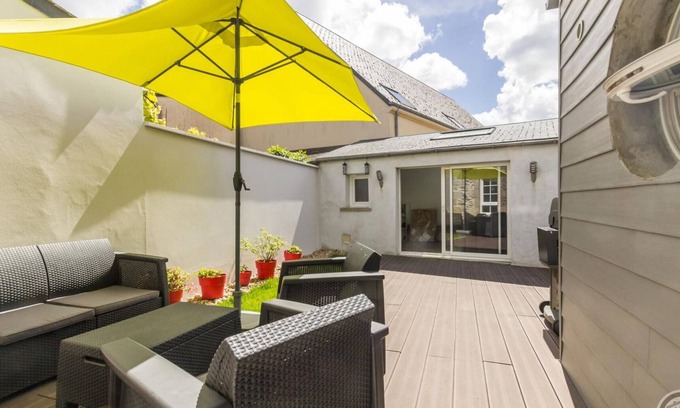 Saint-Vaast-la-Hougue Cottage | Charming House in Heart of Saint-Vaast-la-Hougue: Enclosed Courtyard, Baby Equipment, Pets Welcome