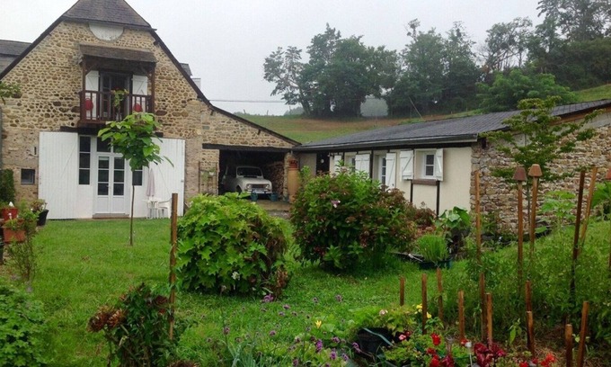 Oloron-Sainte-Marie House | CHARMING GARDEN COTTAGE unobstructed view of the Pyrenees. WHEELCHAIR FRIENDLY.
