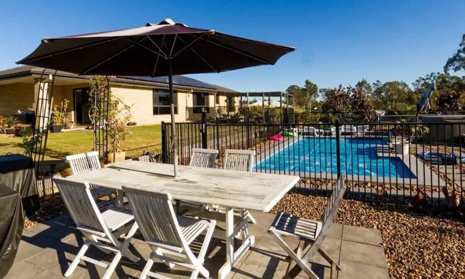 Jimboomba House | Charming home in Jimboomba. Perfect for groups of 8. Relaxing stay assured!