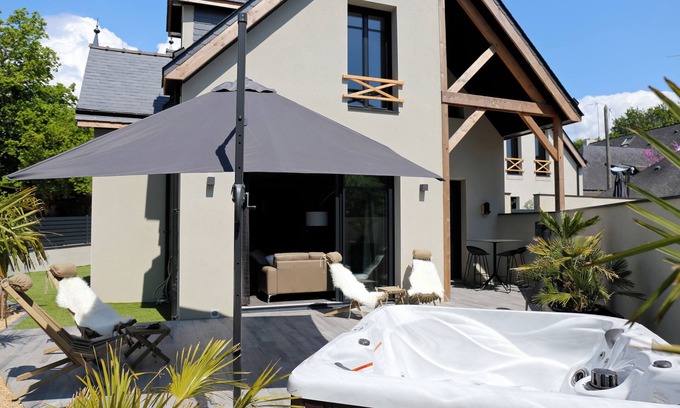 Arradon House | Charming house 400m from the sea and shops - Garden, Jacuzzi & Stove