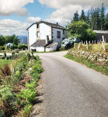 Ourol House | Charming house in Ourol with mountain view, large garden.