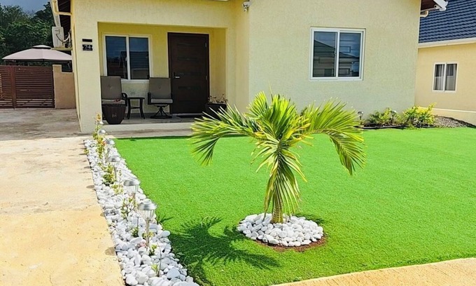 Ocho Rios House | Charming house in wonderful Ocho Rios with AC and 24hour man security and pool