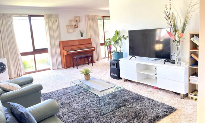 Florey House | Charming large 3 bed-home with free parking