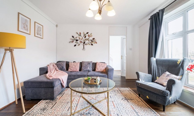 Hainault House | Charming Large 3 Bedroom House/Garden in Greater London, Chigwell